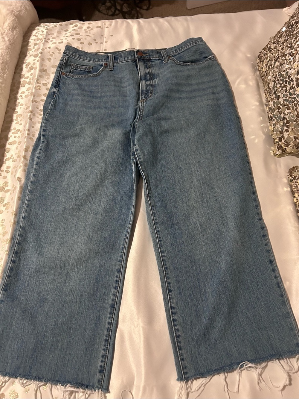 Classic Wide-Leg Cropped Jeans in Light Blue